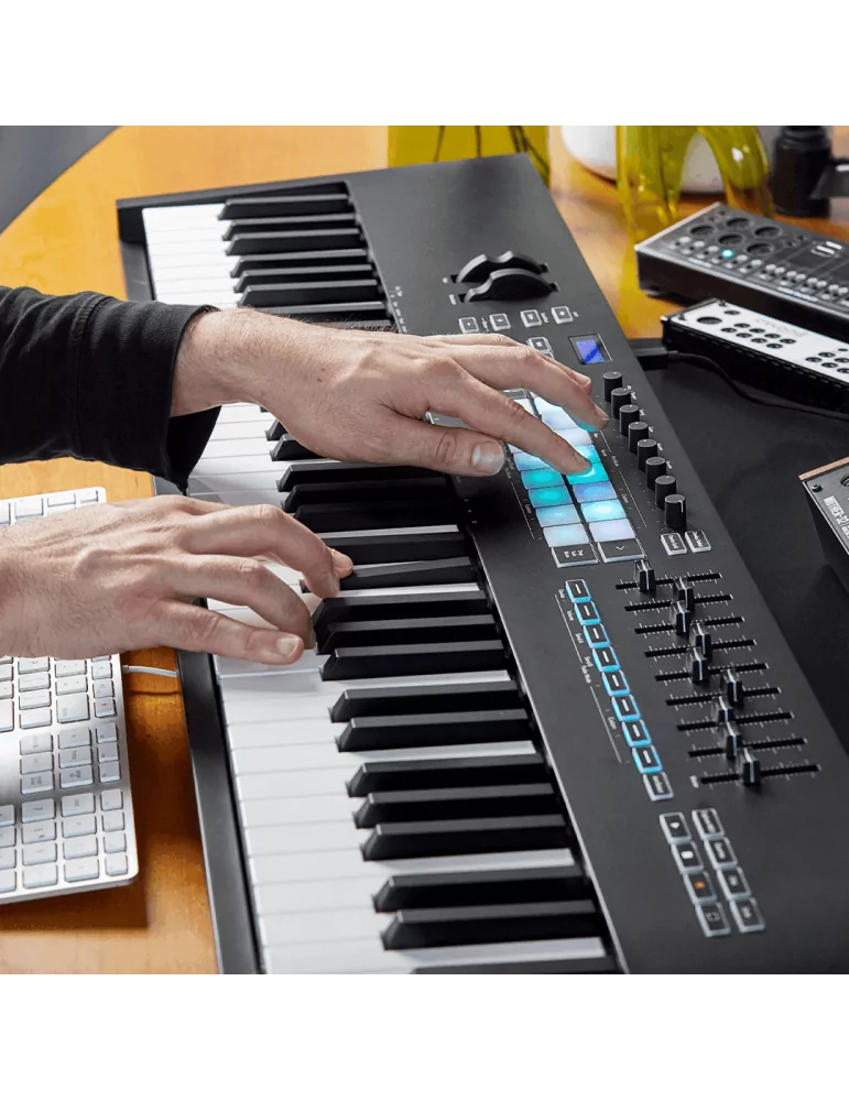  NOVATION LAUNCHKEY-88-MK3 Mk3 - 88 Key Semi-Weighted Master Keyboard|MusicGoodDeal 