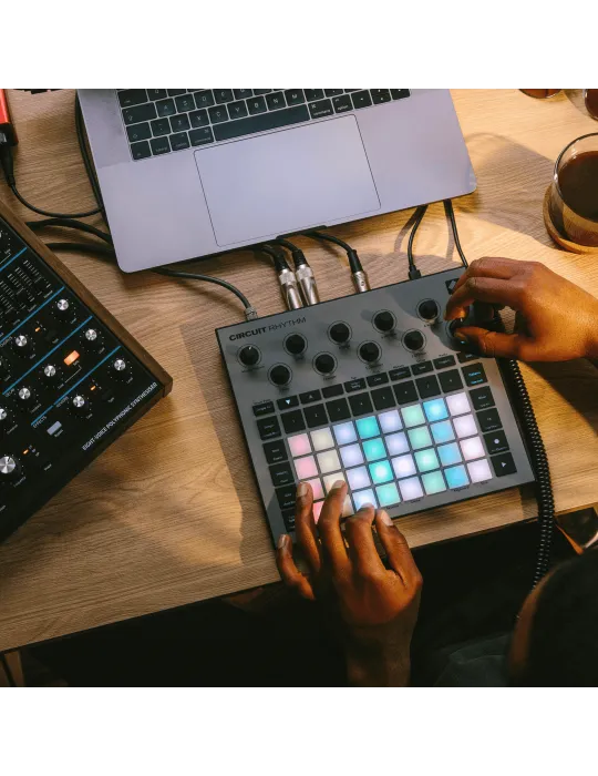 NOVATION CIRCUIT-RTM Drumcomputer mit RGB-Matrix|MusicGoodDeal 